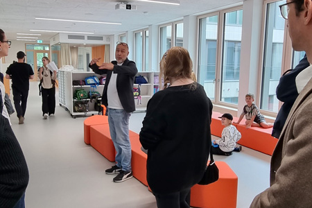 Jan Terzopolous führt Beucherinnen durch die neue Compartmentschule