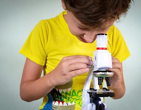 Junge mit mikroskop, Ganztag 32. Grundschule