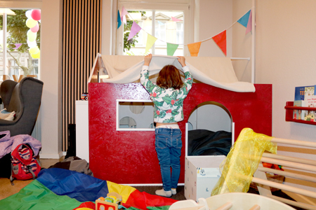 Ein Kind spielt im Familienzentrum Alve