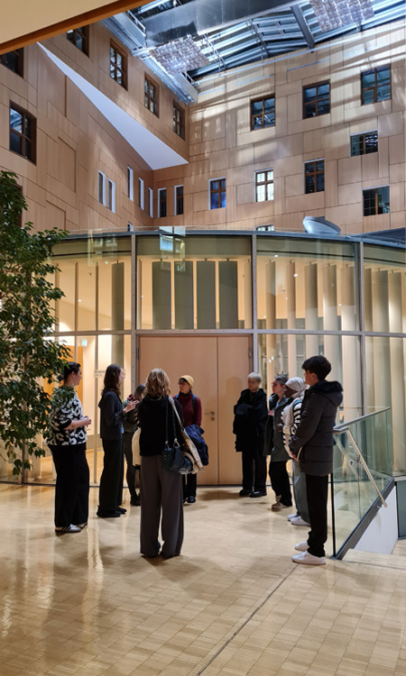 Jugendliche aus dem betreuten Jugendwohnen im Bundestag