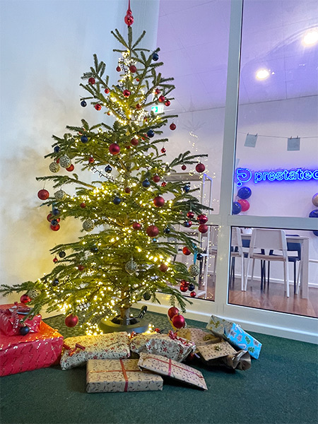 Weihnachtsbaum und Geschenke für Jugendwohnen im Kiez von Prestatech