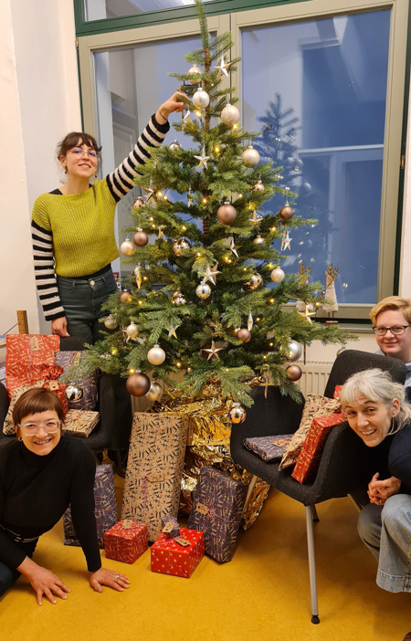 Weihnachtsgeschenke-Übergabe mit Verimi unterm Weihnachtsbaum