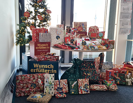 Bunte Geschenke der Deutschen Bahn für Jugendwohnen im Kiez