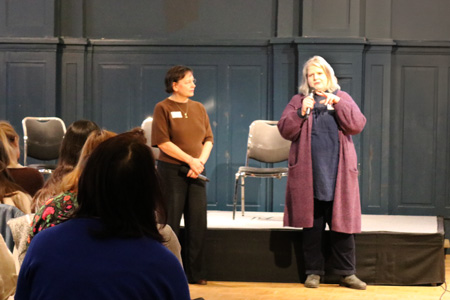 Annett Globig und Heike Salbach begrüßen die Teilnehmenden des Fachtages