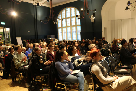 Teilnehmende des Fachtags sitzen Im Saal des Refugio