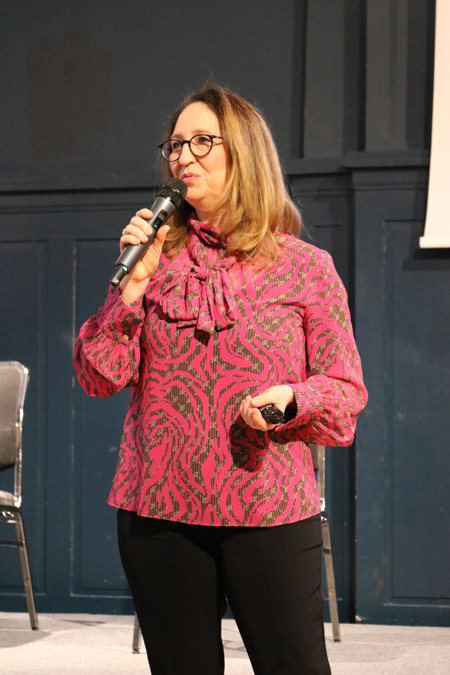 Dr. phil. Jenny von Frankenberg hält einen Impulsvortrag