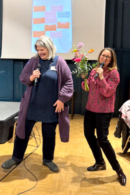 Jenny von Frankenberg bekommt Blumen