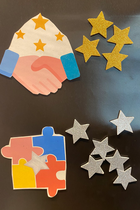 Eine Collage mit Sternchen, Händeschütteln und Sternchen