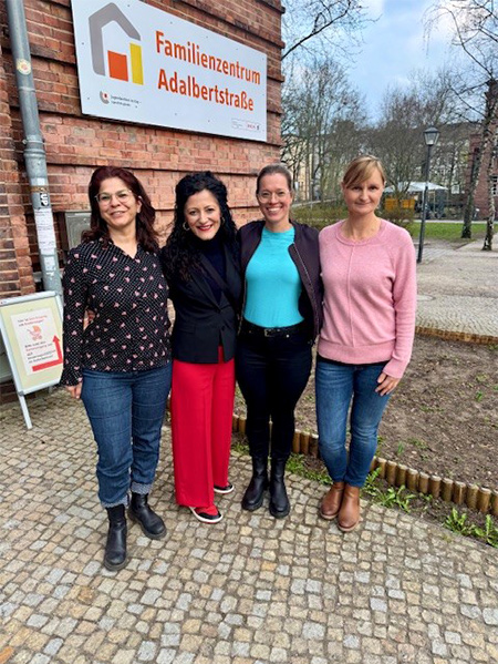 4 Personen stehen vor Familienzentrum, Senatorin Kizitelpe, Pauline Potschka, Koordinatorin des Netzwerks Alleinerziehende und Seriban Bektas, Beratungsstelle für Alleinerziehende, Anja Mai Familienzentrum 