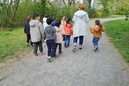 Kinder aus der Kita High-Deck laufen zur Grundschule in der Köllnischen Heide