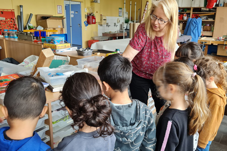Frau Göhler zeigt den Kindern die verschiedenen Materialien in der Lernwerkstatt