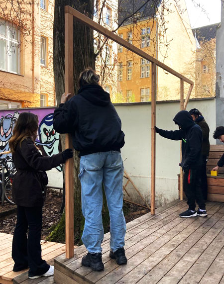 Man sieht 2 Personen beim Aufbau einer Sitzbank