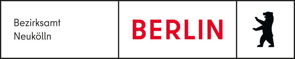 Kasten schwarz umrandet, schwarzer Schtriftzug Bezirksamt Neukölln, roter Schriftzug Berlin und rechts ein Bär in Schwarz