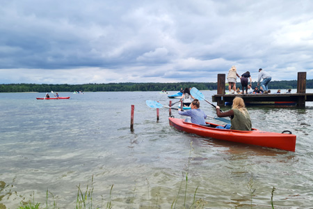 Teilnehmende der Teamfahrt rudern auf dem Werbellinsee
