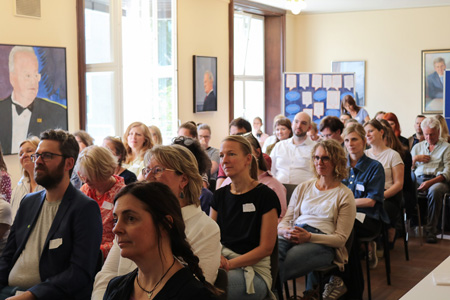 Fachveranstaltung Lotsenprojekte, Blick in den Saal mit 50 Teilnehmer*innen
