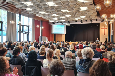 Voller Saal in den Räumlichkeiten der Berliner Stadtmission bei der TWG-Tagung