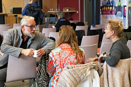 Gespräch zwischen Teilnehmenden der TWG-Tagung in Berlin in den Räumlichkeiten der Berliner Stadtmission