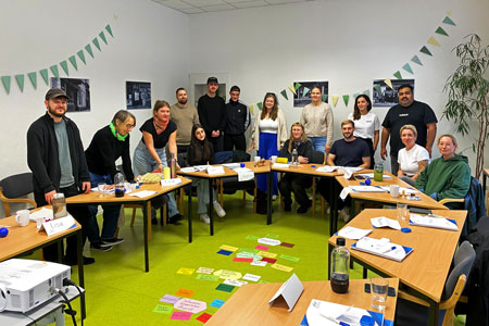 https://www.jugendwohnen-berlin.de/wp-content/uploads/2026/10/4-Gruppenbild-FuerWeb.jpg