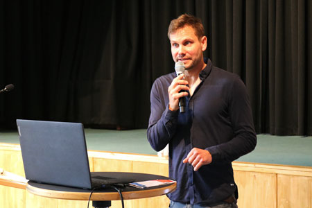 Dr. Jakob Florack, Chefarzt der Klinik für seelische Gesundheit im Kindes- und Jugendalter des St. Joseph Krankenhaus ,bei einer Rede zur Kooperation zwischen Akteur*innen der klinischen jugendpsychiatrischen Versorgung und Trägern der freien Jugendhilfe