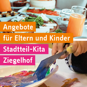 Flyer Kita-Sozialarbeit zeigt einen Frühstückstisch und Kinderhände, die mit Farbe spielen